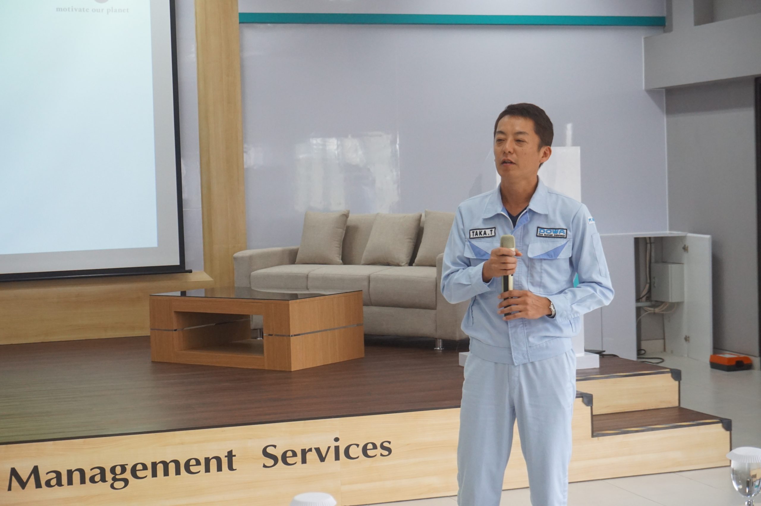 PT Dowa Eco System perusahaan pengolah limbah turut menghadiri perayaan hari lingkungan hidup sedunia di jawa timur. Turut hadir yaitu gubernur jawa timur Ibu Khofifah Indar Parawangsa dowa eco system indonesia ukas ISO 14001 9001 45001