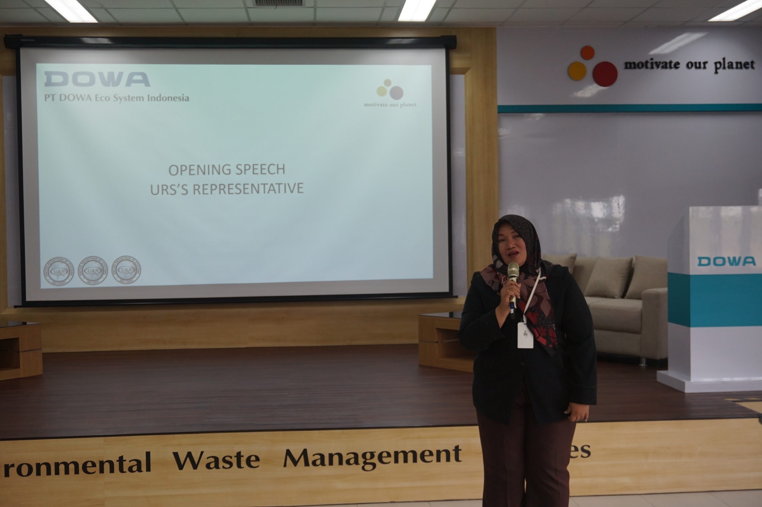 PT Dowa Eco System perusahaan pengolah limbah turut menghadiri perayaan hari lingkungan hidup sedunia di jawa timur. Turut hadir yaitu gubernur jawa timur Ibu Khofifah Indar Parawangsa dowa eco system indonesia ukas ISO 14001 9001 45001