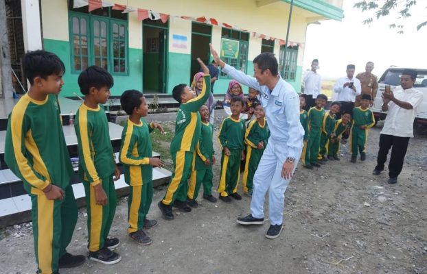 CSR: Dukung Perkembangan Pendidikan di Desa Tlogoretno Kab. Lamongan, PT DESI Serahkan Bantuan Meja dan Kursi